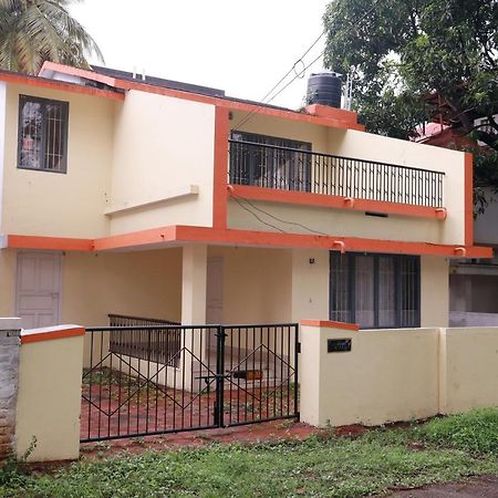 Toms Villa Along National Highway Thrissur At Nadathara Kültér fotó