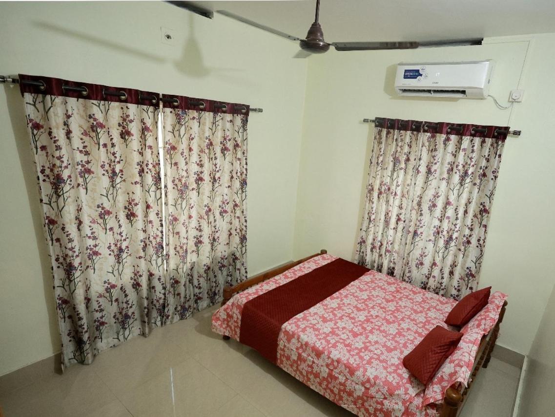 Toms Villa Along National Highway Thrissur At Nadathara Kültér fotó